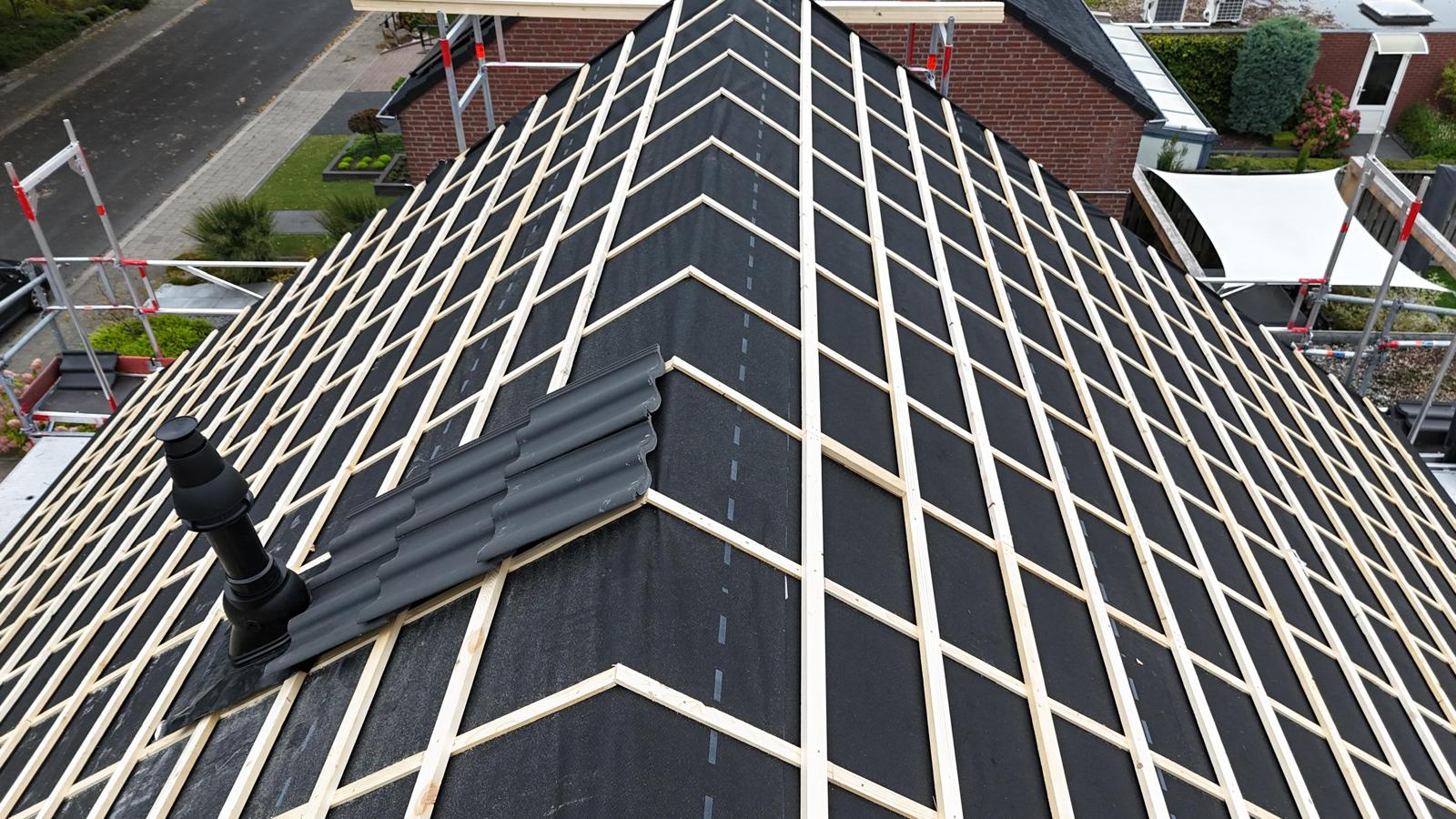 Nieuwe panlatten tijdens de dakrenovatie