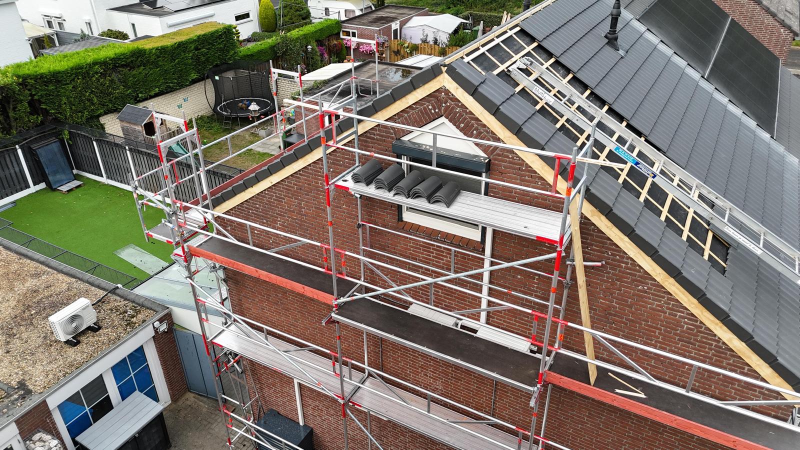 Dakconstructie en gevel tijdens de werkzaamheden