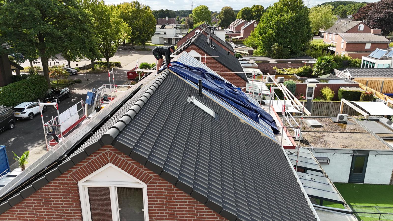 Pannendak met dakkapel en steiger
